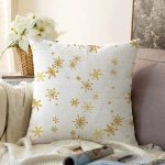 - Sonil-K-8317-Gorsel1 - Realhomes Beyaz Zemin Üzerinde Gold Detaylı Kartanesi Desenli Raşel Kadife Yastık Kırlent Kılıfı Realhomes