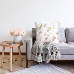 - Sonil-K-8317-Gorsel2 - Realhomes Beyaz Zemin Üzerinde Gold Detaylı Kartanesi Desenli Raşel Kadife Yastık Kırlent Kılıfı Realhomes