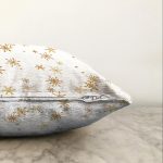 - Sonil-K-8317-Gorsel3 - Realhomes Beyaz Zemin Üzerinde Gold Detaylı Kartanesi Desenli Raşel Kadife Yastık Kırlent Kılıfı Realhomes