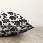 - Sonil-K-8318-Gorsel3 - Realhomes  Beyaz Zemin Üzerinde Siyah Yaprak Desenli Raşel Kadife Yastık Kırlent Kılıfı Realhomes