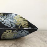 - Sonil-K-8323-Gorsel3 - Realhomes  Siyah Zemin Üzerinde Yaprak Desenli Dijital Baskılı Modern Raşel Kadife Yastık Kırlent Kılıfı Realhomes