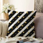 Beyaz Zemin Üzerinde Gold Detaylı Kalp Desenli Modern Raşel Kadife Yastık Kırlent Kılıfı Realhomes