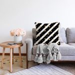 Beyaz Zemin Üzerinde Gold Detaylı Kalp Desenli Modern Raşel Kadife Yastık Kırlent Kılıfı Realhomes