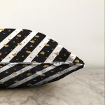 Beyaz Zemin Üzerinde Gold Detaylı Kalp Desenli Modern Raşel Kadife Yastık Kırlent Kılıfı Realhomes