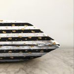 - Sonil-K-8325-Gorsel3 - Realhomes Beyaz Zemin Üzerinde Gold Detaylı Kalp Desenli Modern Raşel Kadife Yastık Kırlent Kılıfı Realhomes