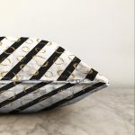 Beyaz Zemin Üzerinde Gold Detaylı Kalp Desenli Modern Raşel Kadife Yastık Kırlent Kılıfı Realhomes