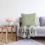 - Sonil-K-8328-Gorsel2 - Realhomes Renkli Zemin Üzerinde Gold Detaylı Yatay Çizgili Modern Raşel Kadife Yastık Kırlent Kılıfı Realhomes