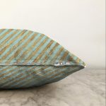 - Sonil-K-8328-Gorsel3 - Realhomes Renkli Zemin Üzerinde Gold Detaylı Yatay Çizgili Modern Raşel Kadife Yastık Kırlent Kılıfı Realhomes