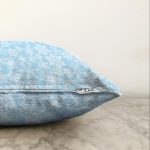 - Sonil-K-8340-Gorsel3 - Realhomes Mavi Zemin Üzerinde Kartanesi Desenli Dijital Baskılı Modern Raşel Kadife Yastık Kırlent Kılıfı Realhomes