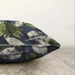 - Sonil-K-8342-Gorsel3 - Realhomes  Siyah Zemin Üzerinde Yaprak Desenli Dijital Baskılı Modern Raşel Kadife Yastık Kırlent Kılıfı Realhomes