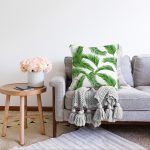 - Sonil-K-8343-Gorsel2 - Realhomes  Beyaz Zemin Üzerinde Yeşil Yaprak Desenli Raşel Kadife Yastık Kırlent Kılıfı Realhomes