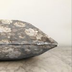 - Sonil-K-8344-Gorsel3 - Realhomes Renkli Zemin Üzerinde Gül Desenli Dijital Baskılı Modern Raşel Kadife Yastık Kırlent Kılıfı Realhomes