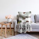 - Sonil-K-8347-Gorsel2 - Realhomes Beyaz Zemin Üzerinde Kozalak Desenli Dijital Baskılı Modern Raşel Kadife Yastık Kırlent Kılıfı Realhomes