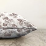 - Sonil-K-8348-Gorsel3 - Realhomes  Beyaz Zemin Üzerinde Kozalak Desenli Dijital Baskılı Modern Raşel Kadife Yastık Kırlent Kılıfı Realhomes