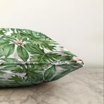 Beyaz Zemin Üzerinde Yeşil Yaprak Desenli Raşel Kadife Yastık Kırlent Kılıfı Realhomes