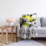 Beyaz Zemin Üzerinde Çiçek Desenli Dijital Baskılı Modern Raşel Kadife Yastık Kırlent Kılıfı Realhomes