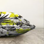 Beyaz Zemin Üzerinde Çiçek Desenli Dijital Baskılı Modern Raşel Kadife Yastık Kırlent Kılıfı Realhomes