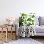 - Sonil-K-8355-Gorsel2 - Realhomes  Beyaz Zemin Üzerinde Yeşil Yaprak Desenli Raşel Kadife Yastık Kırlent Kılıfı Realhomes