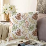 - Sonil-K-8359-Gorsel1 - Realhomes Beyaz Zemin Üzerinde Sonbahar Yapraklı Kozalak Desenli Raşel Kadife Yastık Kırlent Kılıfı Realhomes