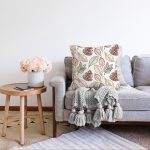 - Sonil-K-8359-Gorsel2 - Realhomes Beyaz Zemin Üzerinde Sonbahar Yapraklı Kozalak Desenli Raşel Kadife Yastık Kırlent Kılıfı Realhomes