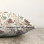 - Sonil-K-8359-Gorsel3 - Realhomes Beyaz Zemin Üzerinde Sonbahar Yapraklı Kozalak Desenli Raşel Kadife Yastık Kırlent Kılıfı Realhomes