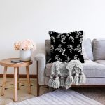 Siyah Zeminli Beyaz Çiçek Desenli Dijital Baskılı Modern Raşel Kadife Yastık Kırlent Kılıfı Realhomes