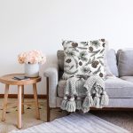 Beyaz Zeminli Renkli Kozalak Desenli Dijital Baskılı Modern Raşel Kadife Yastık Kırlent Kılıfı Realhomes