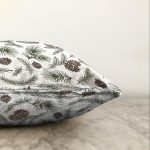 Beyaz Zeminli Renkli Kozalak Desenli Dijital Baskılı Modern Raşel Kadife Yastık Kırlent Kılıfı Realhomes