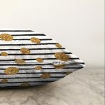 Beyaz Zemin Üzerinde Gold Detaylı Puantiye Desenli Modern Raşel Kadife Yastık Kırlent Kılıfı Realhomes