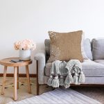 - Sonil-K-8367-Gorsel2 - Realhomes Renkli Zeminli Beyaz Yaprak Desenli Dijital Baskılı Modern Raşel Kadife Yastık Kırlent Kılıfı Realhomes