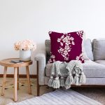 - Sonil-K-8368-Gorsel2 - Realhomes Bordo Zemin Üzerinde Beyaz Rengarenk Çiçek Desenli Modern Raşel Kadife Yastık Kırlent Kılıfı Realhomes