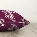 - Sonil-K-8368-Gorsel3 - Realhomes Bordo Zemin Üzerinde Beyaz Rengarenk Çiçek Desenli Modern Raşel Kadife Yastık Kırlent Kılıfı Realhomes