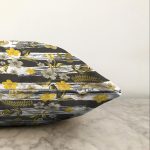 - Sonil-K-8369-Gorsel3 - Realhomes  Beyaz Zemin Üzerinde Gold Detaylı Çiçek Desenli Modern Raşel Kadife Yastık Kırlent Kılıfı Realhomes