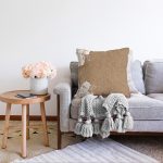 - Sonil-K-8372-Gorsel2 - Realhomes Rengarenk Zemin Üzerinde Beyaz Çiçek Desenli Raşel Kadife Yastık Kırlent Kılıfı Realhomes