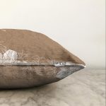 - Sonil-K-8372-Gorsel3 - Realhomes Rengarenk Zemin Üzerinde Beyaz Çiçek Desenli Raşel Kadife Yastık Kırlent Kılıfı Realhomes