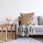 - Sonil-K-8375-Gorsel2 - Realhomes Rengarenk Zemin Üzerinde Beyaz Çiçek Desenli Raşel Kadife Yastık Kırlent Kılıfı Realhomes