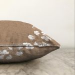 - Sonil-K-8375-Gorsel3 - Realhomes Rengarenk Zemin Üzerinde Beyaz Çiçek Desenli Raşel Kadife Yastık Kırlent Kılıfı Realhomes