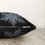 Siyah Zeminli Kartanesi Desenli Dijital Baskılı Modern Raşel Kadife Yastık Kırlent Kılıfı Realhomes