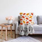 - Sonil-K-8380-Gorsel2 - Realhomes  Renkli Zemin Üzerinde Sonbahar Yaprak Desenli Dijital Baskılı Modern Raşel Kadife Yastık Kılıfı Realhomes