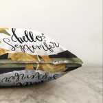 - Sonil-K-8382-Gorsel3 - Realhomes  Renkli Zemin Üzerinde Siyah Çizgili Sonbahar Desenli Raşel Kadife Yastık Kırlent Kılıfı Realhomes