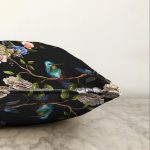 - Sonil-K-8384-Gorsel3 - Realhomes Siyah Zemin Üzerinde Kuş Desenli Dijital Baskılı Modern Raşel Kadife Yastık Kırlent Kılıfı Realhomes