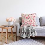 - Sonil-K-8385-Gorsel2 - Realhomes Rengarenk Zemin Üzerinde Pembe Çiçek Desenli Raşel Kadife Yastık Kırlent Kılıfı Realhomes