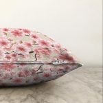 - Sonil-K-8385-Gorsel3 - Realhomes Rengarenk Zemin Üzerinde Pembe Çiçek Desenli Raşel Kadife Yastık Kırlent Kılıfı Realhomes