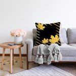 - Sonil-K-8388-Gorsel2 - Realhomes Siyah Zemin Üzerinde Gold Detaylı Sonbahar Yaprak Desenli Raşel Kadife Yastık Kırlent Kılıfı Realhomes