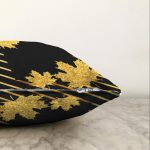 - Sonil-K-8388-Gorsel3 - Realhomes Siyah Zemin Üzerinde Gold Detaylı Sonbahar Yaprak Desenli Raşel Kadife Yastık Kırlent Kılıfı Realhomes