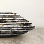 Beyaz Zemin Üzerinde Gold Detaylı Yaprak Desenli Modern Raşel Kadife Yastık Kırlent Kılıfı Realhomes