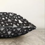 - Sonil-K-8394-Gorsel3 - Realhomes  Siyah Zemin Üzerinde Yılbaşı Desenli Dijital Baskılı Modern Raşel Kadife Yastık Kırlent Kılıfı Realhomes