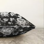 - Sonil-K-8396-Gorsel3 - Realhomes  Siyah Zemin Üzerinde Çiçek Desenli Dijital Baskılı Modern Raşel Kadife Yastık Kırlent Kılıfı Realhomes