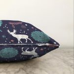 - Sonil-K-8397-Gorsel3 - Realhomes  Renkli Zemin Üzerinde Geyik Desenli Dijital Baskılı Modern Raşel Kadife Yastık Kırlent Kılıfı Realhomes