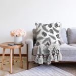 Beyaz Zemin Üzerinde Kozalak Desenli Dijital Baskılı Modern Raşel Kadife Yastık Kırlent Kılıfı Realhomes